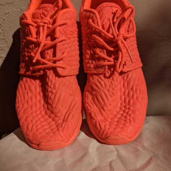 Nike Roshe Designer 6.5 Crimson Red - Picture 2 of 5